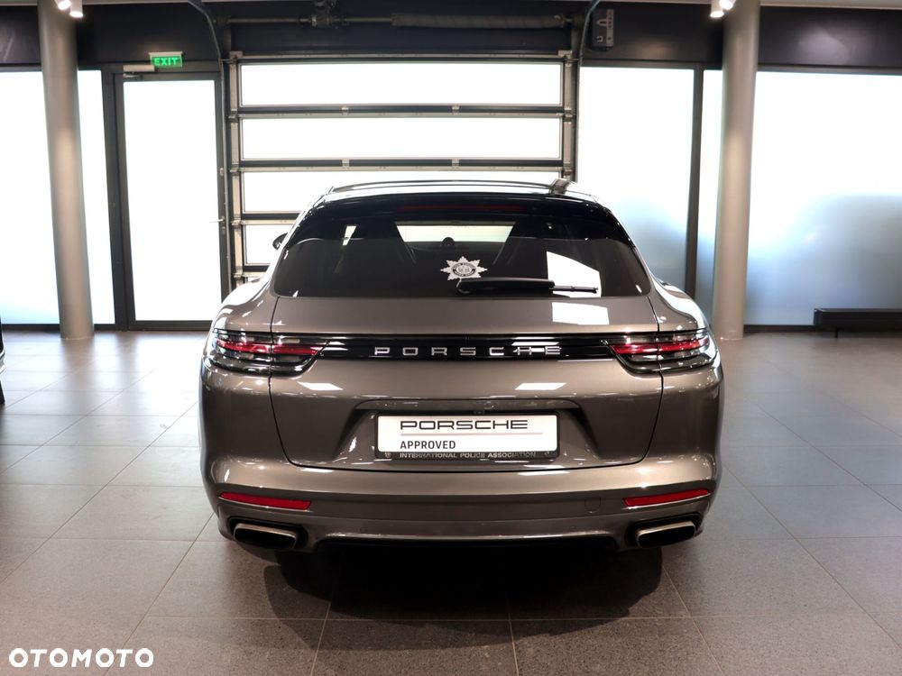 Porsche Panamera 4 E-Hybrid - 4