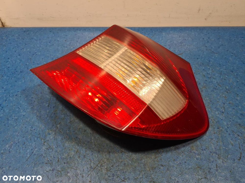 BMW 118 E87 LAMPA TYŁ PRAWA ZEWNĘTRZNA - 7