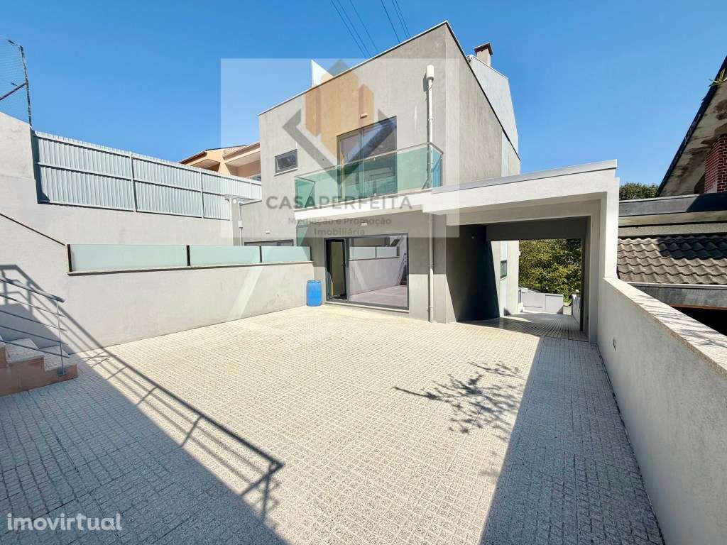 Moradia T3 + Escritório/ Salão com 3 Frentes, Terraços e Jardim - M... - Grande imagem: 3/35