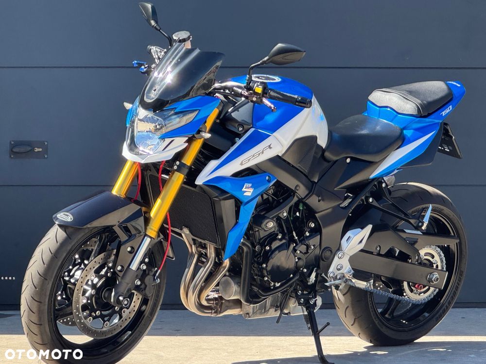 Suzuki GSR - 22