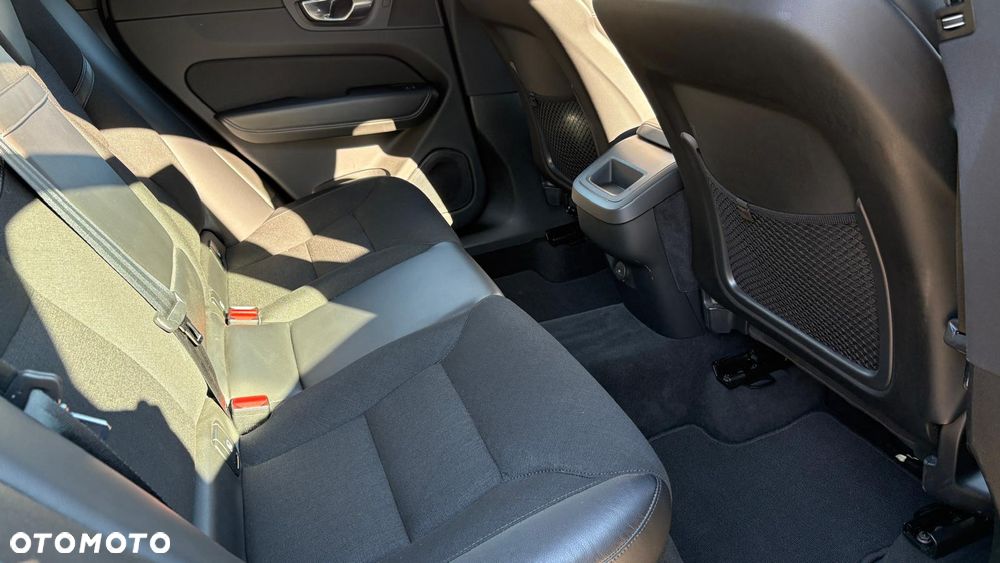Volvo XC 60 B4 D AWD Momentum Pro - 3
