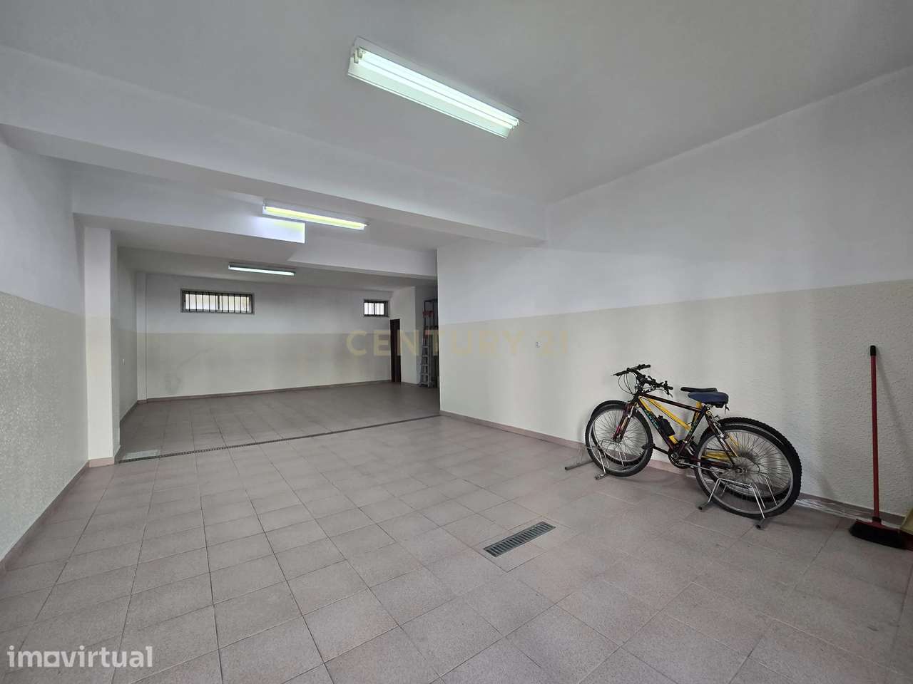 Garagem com 90m2 no centro de Almada - Grande imagem: 3/12