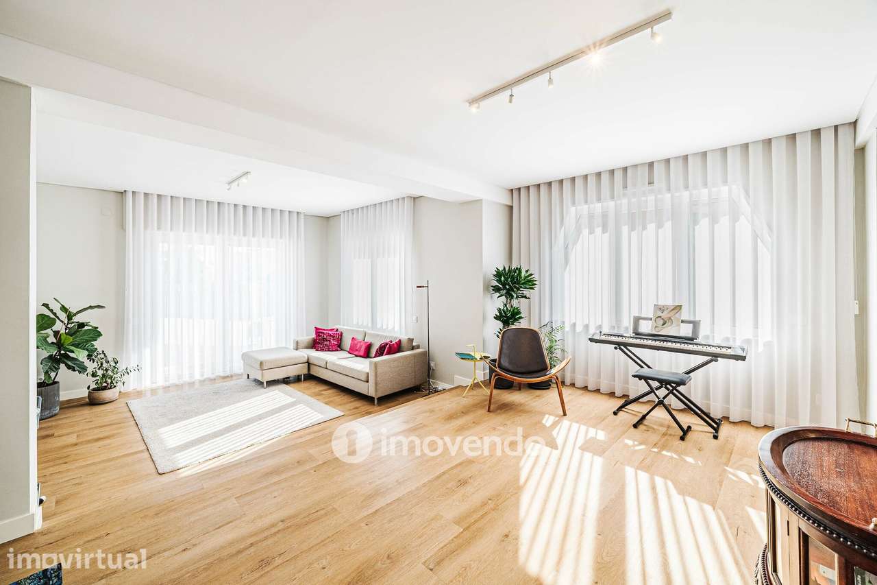 Moradia T4 remodelada, com áreas amplas, próximo da Praia da Parede - Grande imagem: 4/60