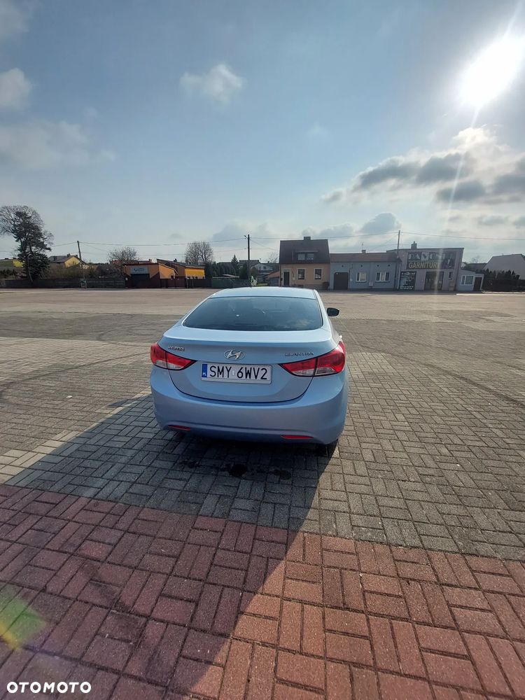 Hyundai Elantra 1.6 Classic + - 21