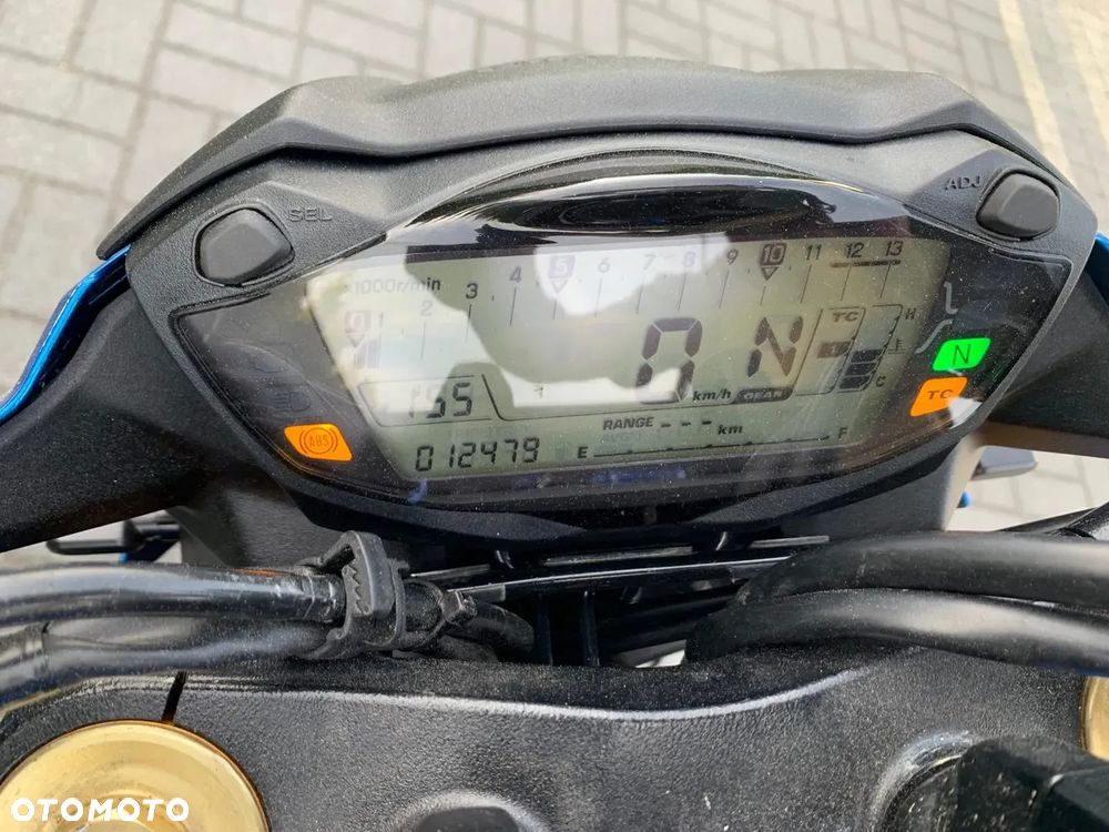 Suzuki GSR - 12