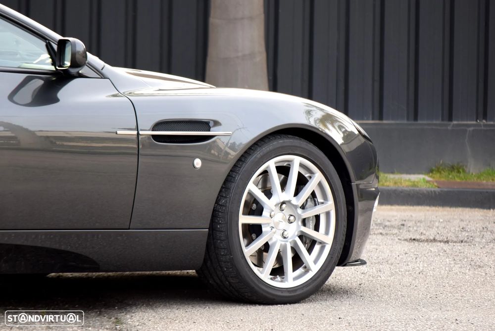 Aston Martin Vanquish - 24