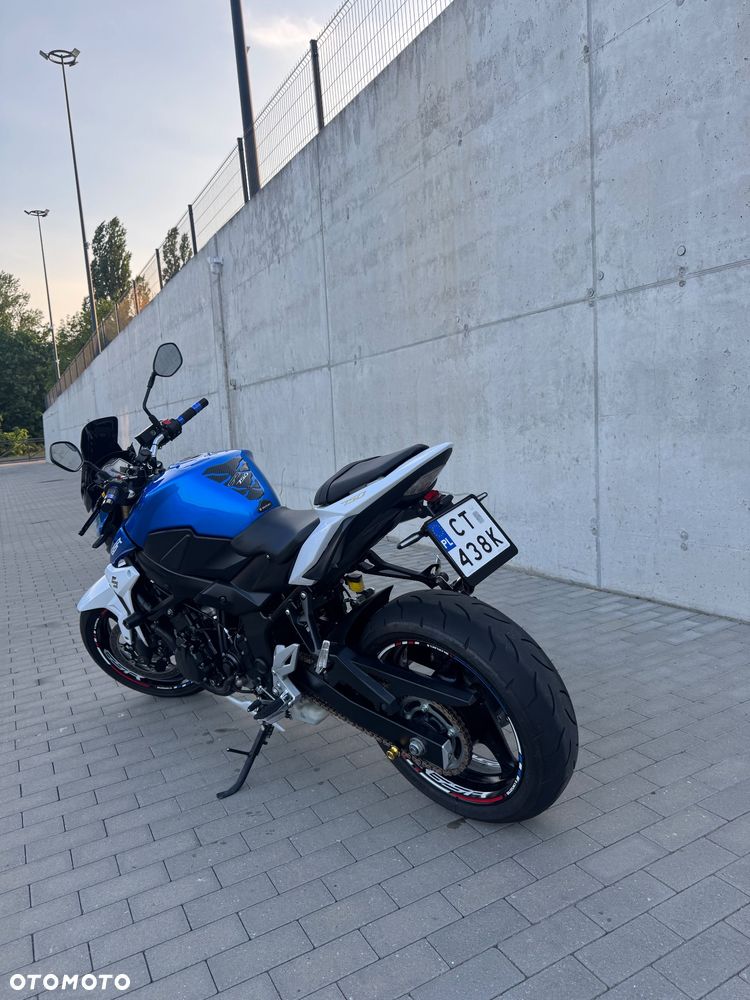Suzuki GSR - 2