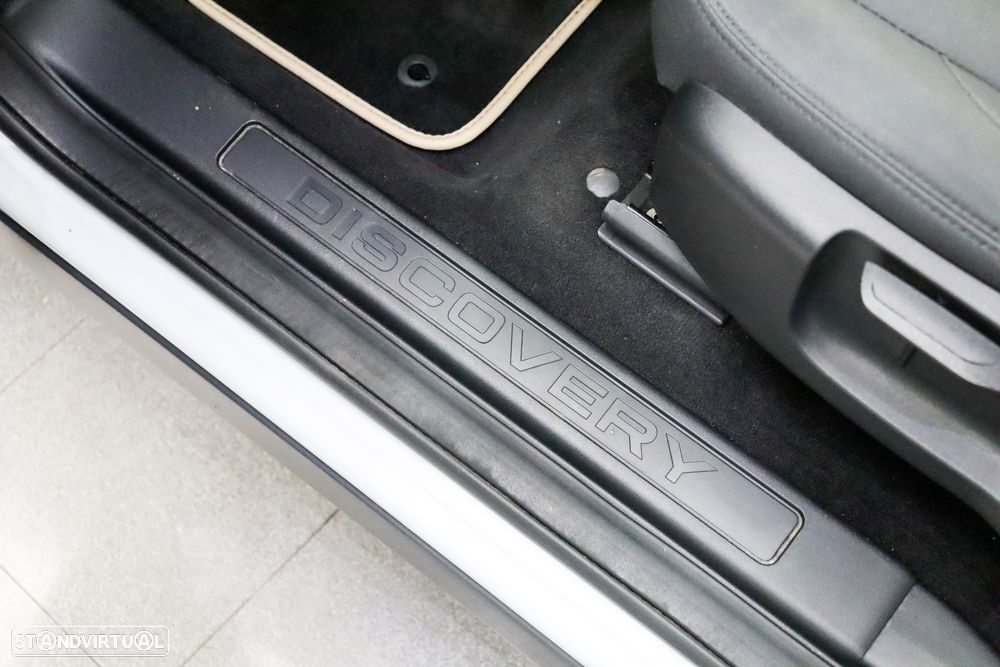 Land Rover Discovery Sport P300e Dynamic SE - 28