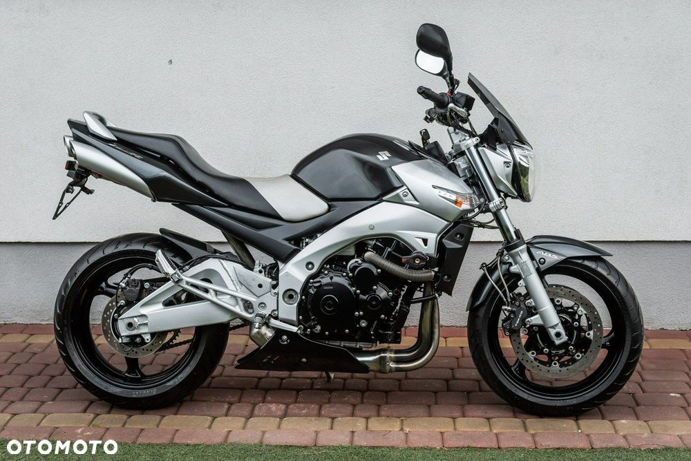 Suzuki GSR - 2