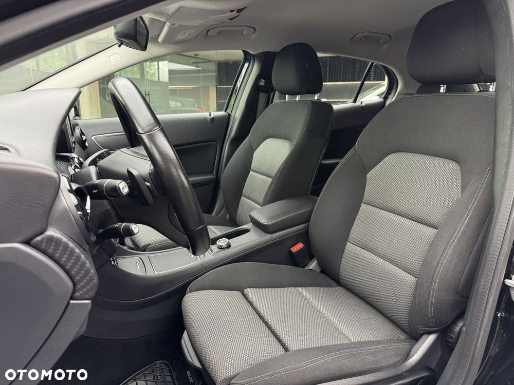 Mercedes-Benz GLA 180 7G-DCT - 12