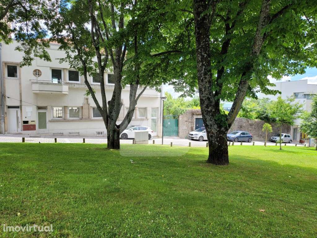 Prédio com Loja Comercial e Habitação T5 no Centro de Vila Real - Grande imagem: 2/44