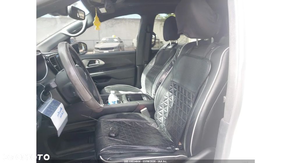 Chrysler Pacifica - 16