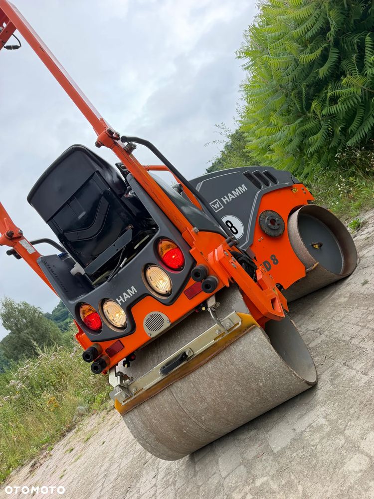 Hamm HD 8VV  Walec Terenowo Drogowy do Asfaltu z OBCINAKIEM BOCZNYM Hydraulicznym! 2 tony. Import Norwegia 2017 rok. 624 mtg. Silnik KUBOTA 3 cylindry. Maszyna nie różni się od Nowej z salonu! Serwisy w Dekra AKTUALNE 2026rok. Zero zniszczeń IGŁA !! Gotowy do długiej pracy. Po dużych serwisach eksploatacyjnych w Norwegii. Walec pochodzi z urzędu Komunalnego w Norwegii od pierwszego właściciela. Jego historia od nowości to lekkie inwestycje miejskie! Jedyna taka okazja! Bardzo mały walec a moc Potężna! Ani deka luzów i wycieków. OKAZJA. Zraszacze na dwa bębny. Ubijanie na dwa lub jeden bęben. Siła ubijania regulowana! - 6