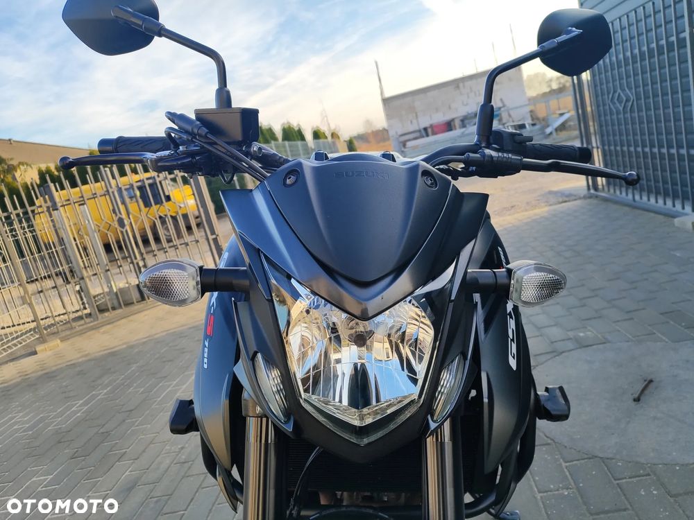 Suzuki GSX - 21