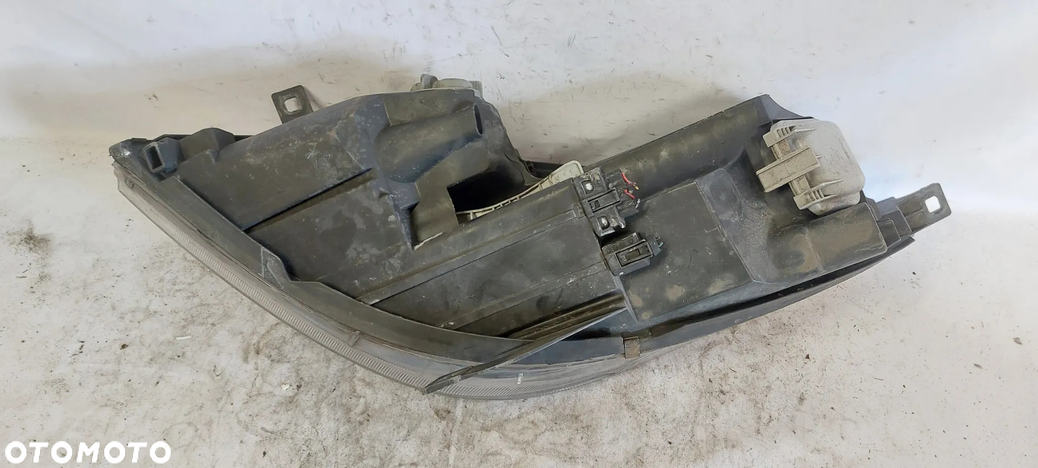 .  PRZOD PRZEDNIA LAMPA PRAWA MITSUBISHI COLT 6 - 6