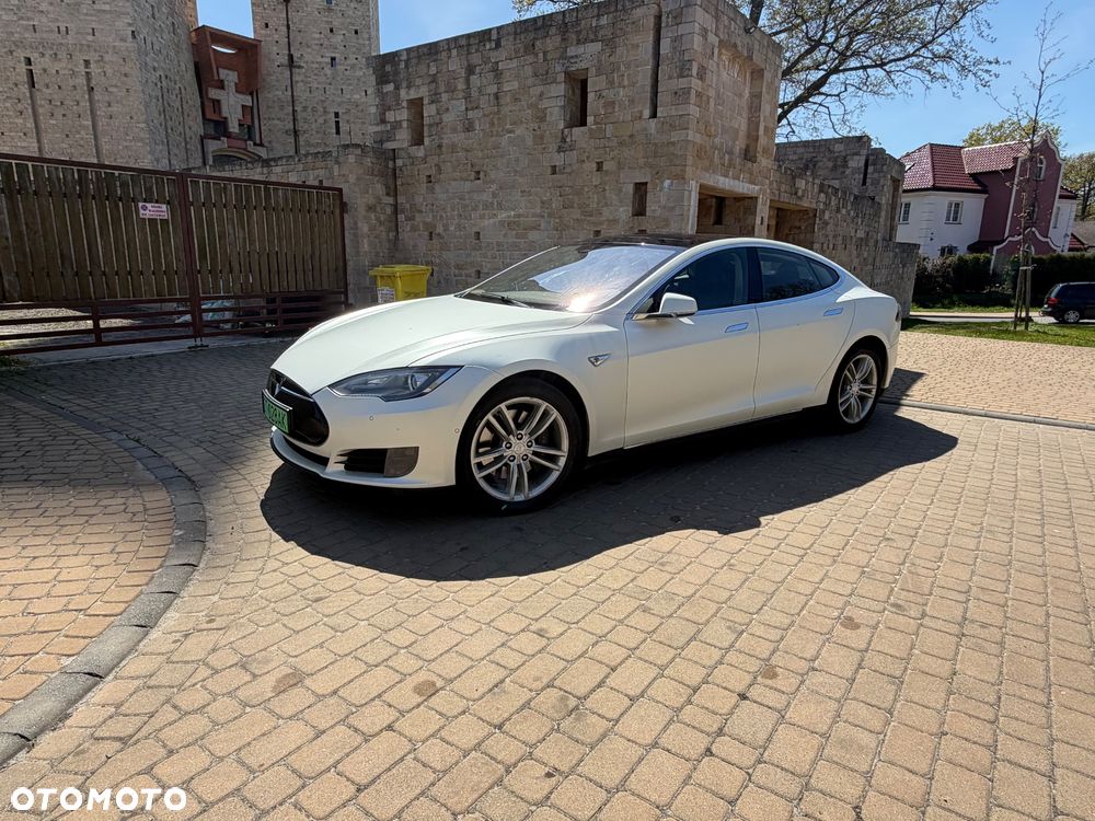 Tesla Model S 85 D - 10