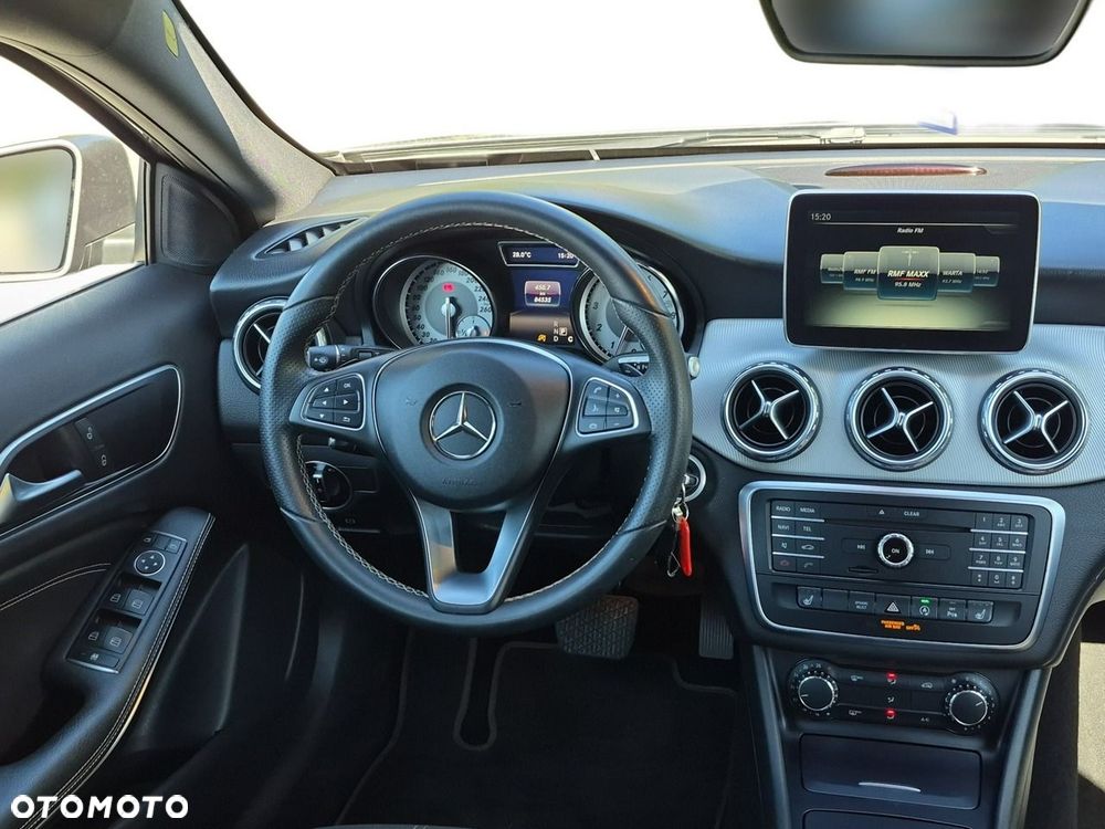 Mercedes-Benz GLA 180 7G-DCT - 21