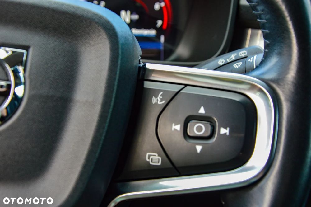 Volvo XC 40 T3 Momentum - 28