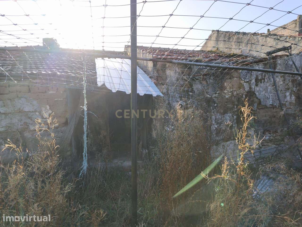 Casa antiga com jardim e logradouro privado para reconstrução em Sobra - Grande imagem: 4/20