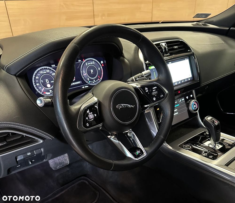 Jaguar XE 2.0 D180 R-Dynamic SE - 11