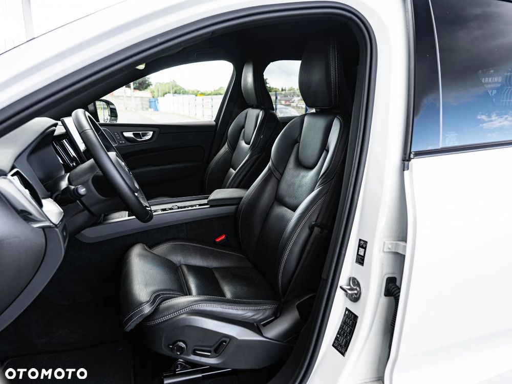 Volvo XC 60 B5 B AWD Plus Dark - 24