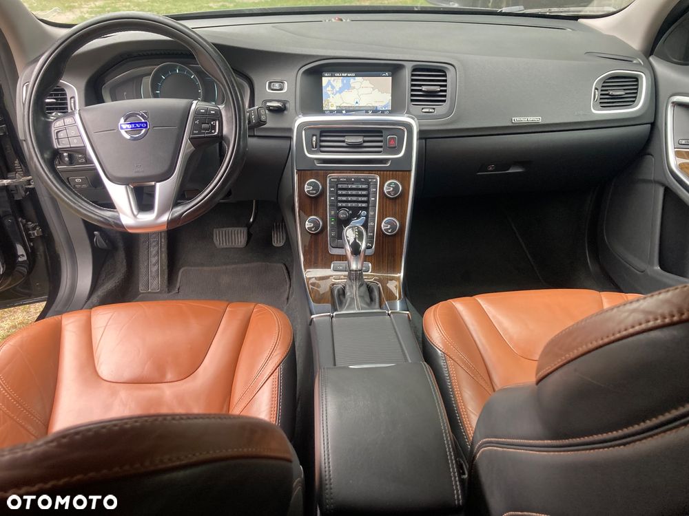 Volvo V60 D6 AWD Plug-in Hybrid Momentum - 8