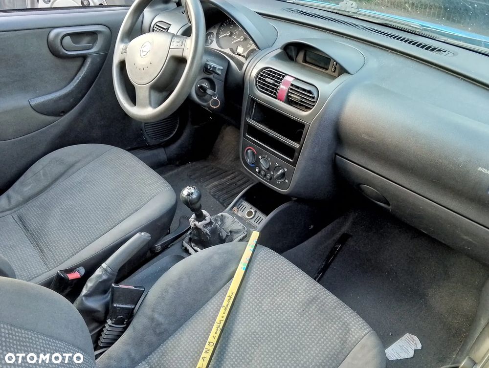 Opel Corsa C (02r.) 1.2 B 74KM. Silnik Z12XE Skrzynia F13BY lakier 20U.Cały na części. GWARANCJA !!! Przód Tył Zestaw Komplet Drzwi Klapa Zderzak Błotnik Maska Grill Atrapa Szyba Pas Lampa Lusterko Boczki Fotel Kanapa Kokpit Deska Rozdzielcza Przełącznik Włącznik Sterownik Przewody Wiązka Instalacja Moduł Komputer Czujnik Listwa Pompa Alternator Wtryski Głowica Rozrusznik Kompresor Sprzęgło Dwumas Silnik Skrzynia ABS Klimatyzacji Paliwa Wspomagania Kolektor Turbina Przepustnica Zawór Chłodnica Koło Hak Belka Sanki Zawieszenie Mcpherson Półoś Amortyzator Wydech Tłumik Zacisk Most - 9