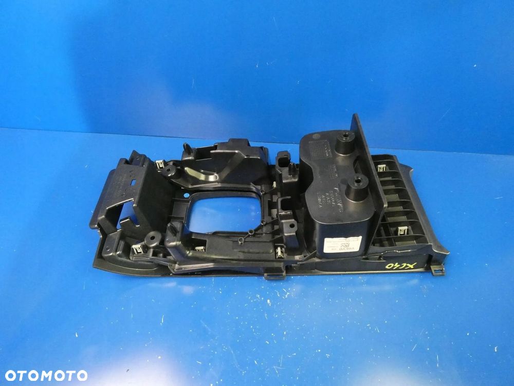 VOLVO XC40 TUNEL ŚRODKOWY UCHWYT NA KUBKI PODSTAWA - 2