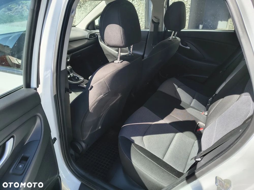 Hyundai i30 1.5 DPI Classic + - 8