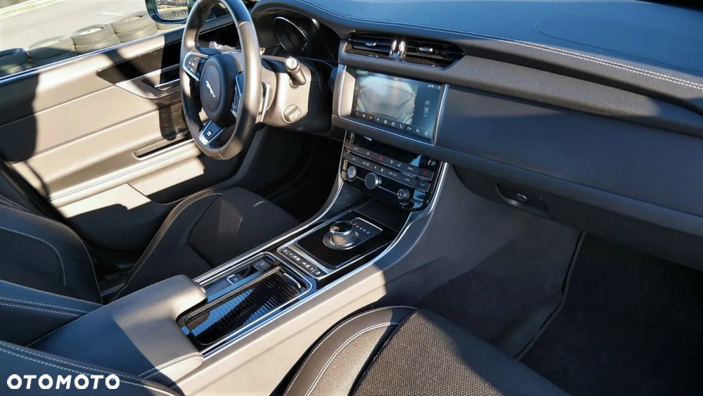 Jaguar XF 20d R-Sport - 19