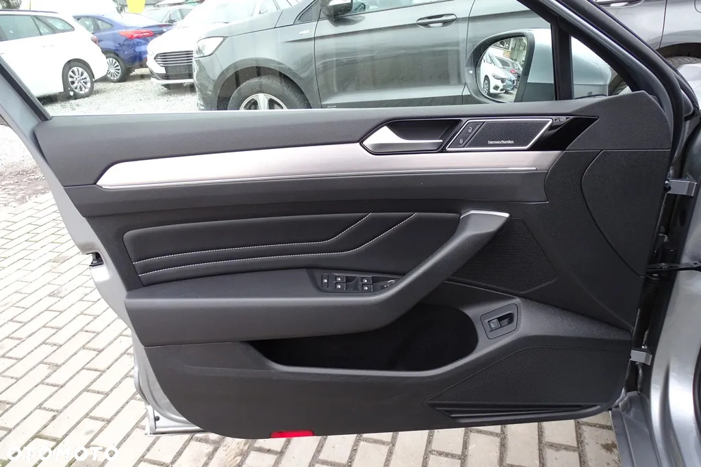 Volkswagen Passat Variant 2.0 TDI SCR DSG 4Motion Elegance - 21