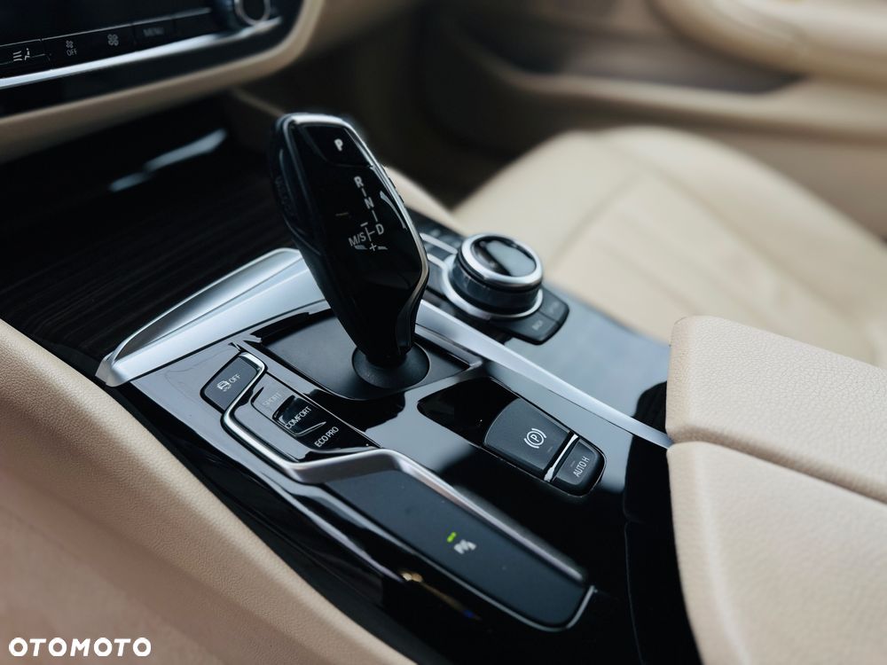 BMW Seria 5 520d Luxury Line sport - 12