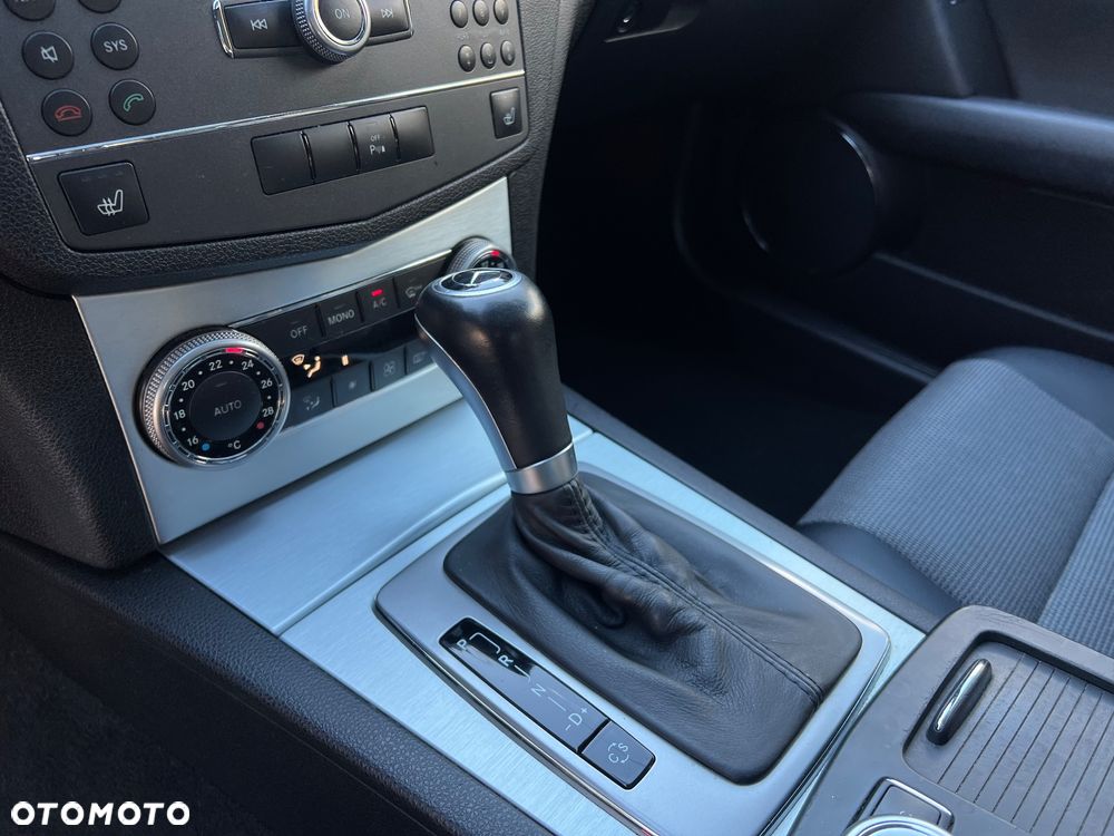 Mercedes-Benz Klasa C 180 T Kompressor Automatik BlueEFFICIENCY Elegance - 25