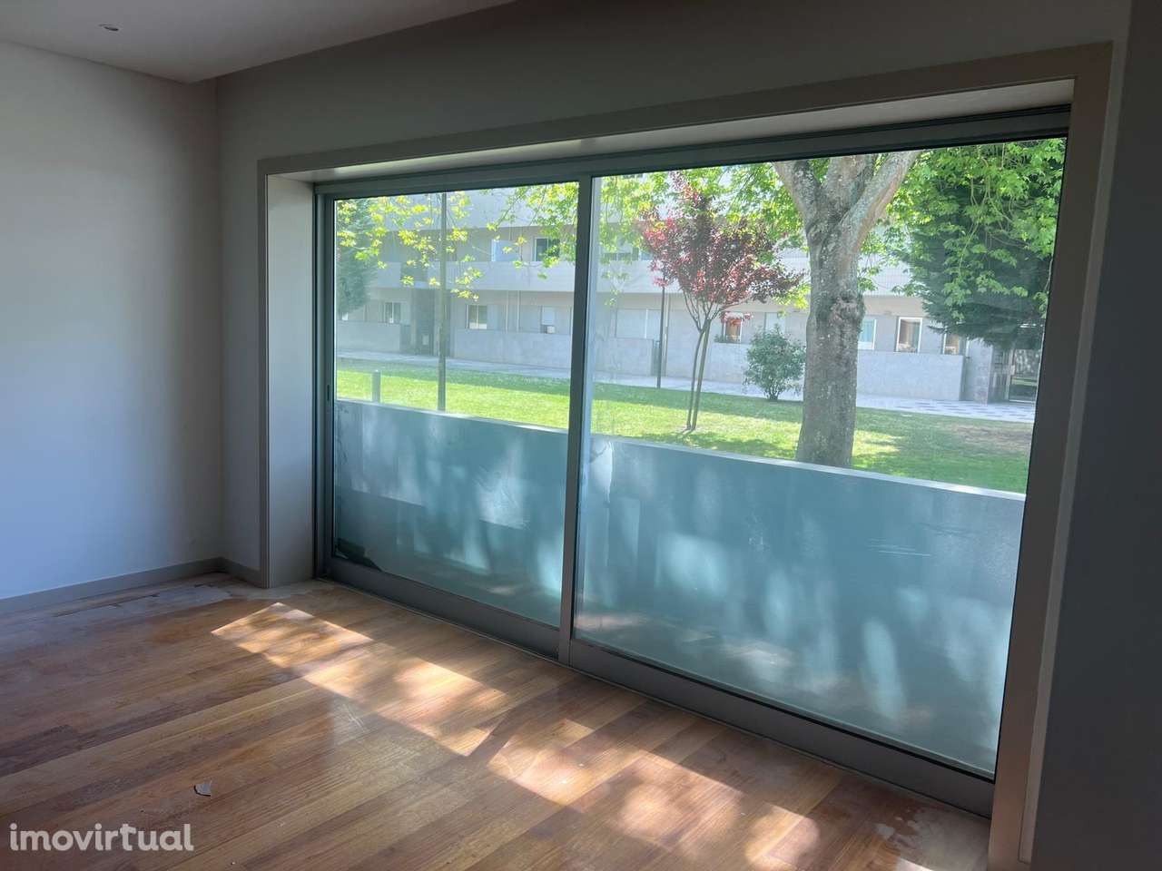 T2 completamente renovado com terraço, garagem e parque privativo - Grande imagem: 5/24