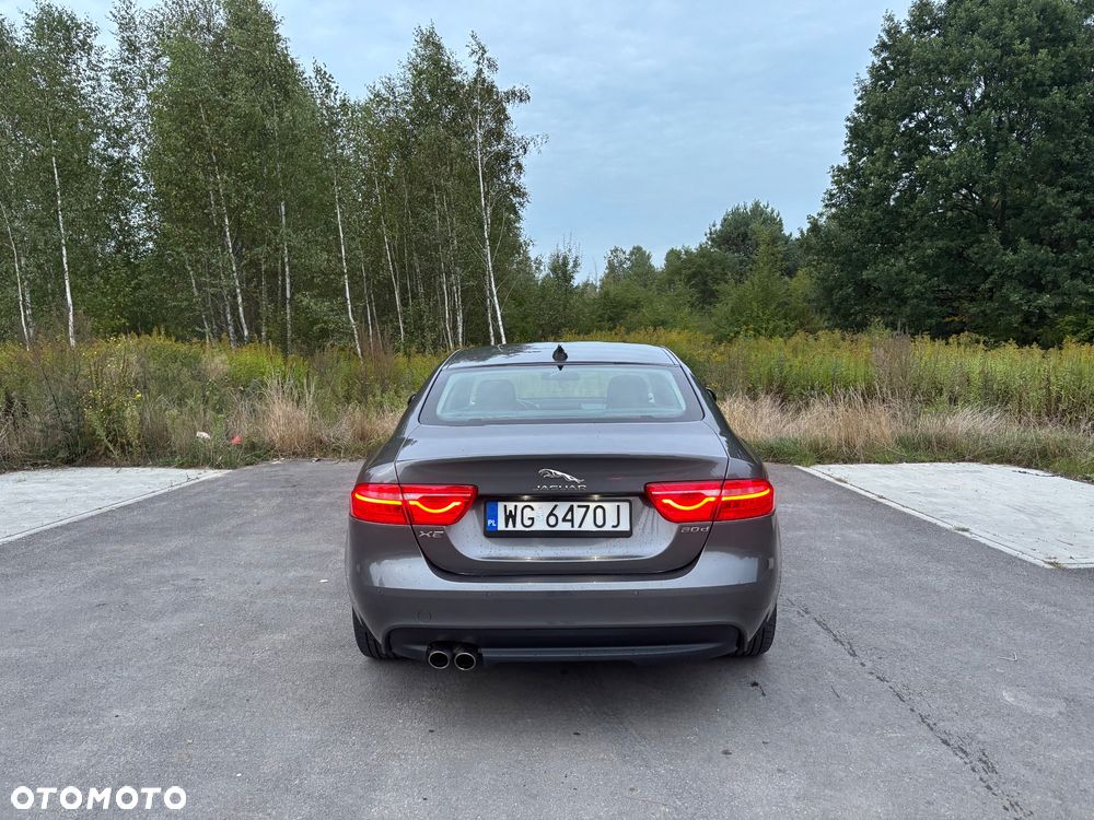 Jaguar XE 2.0 D Prestige - 8