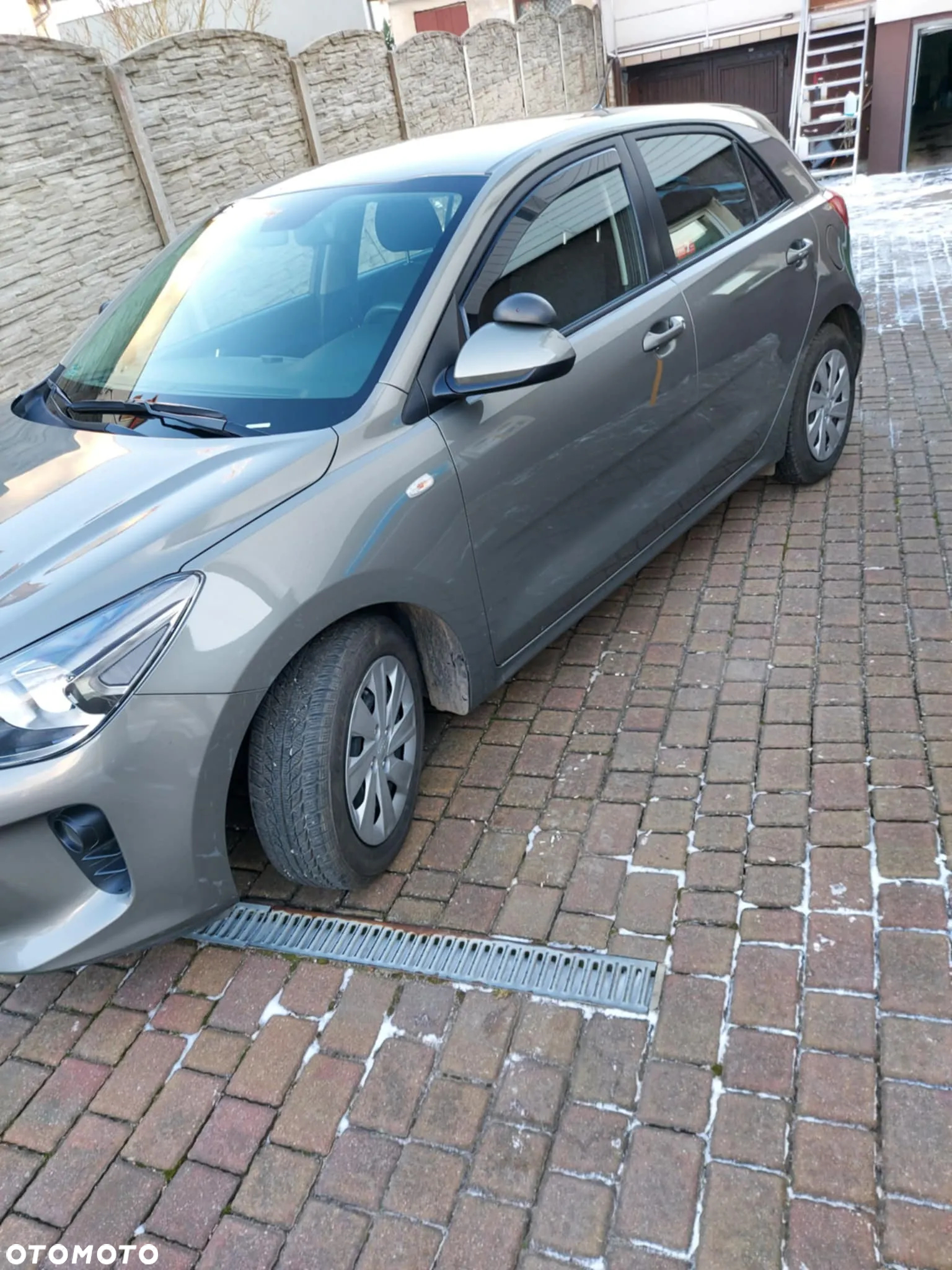 Kia Rio 1.2 L - 5