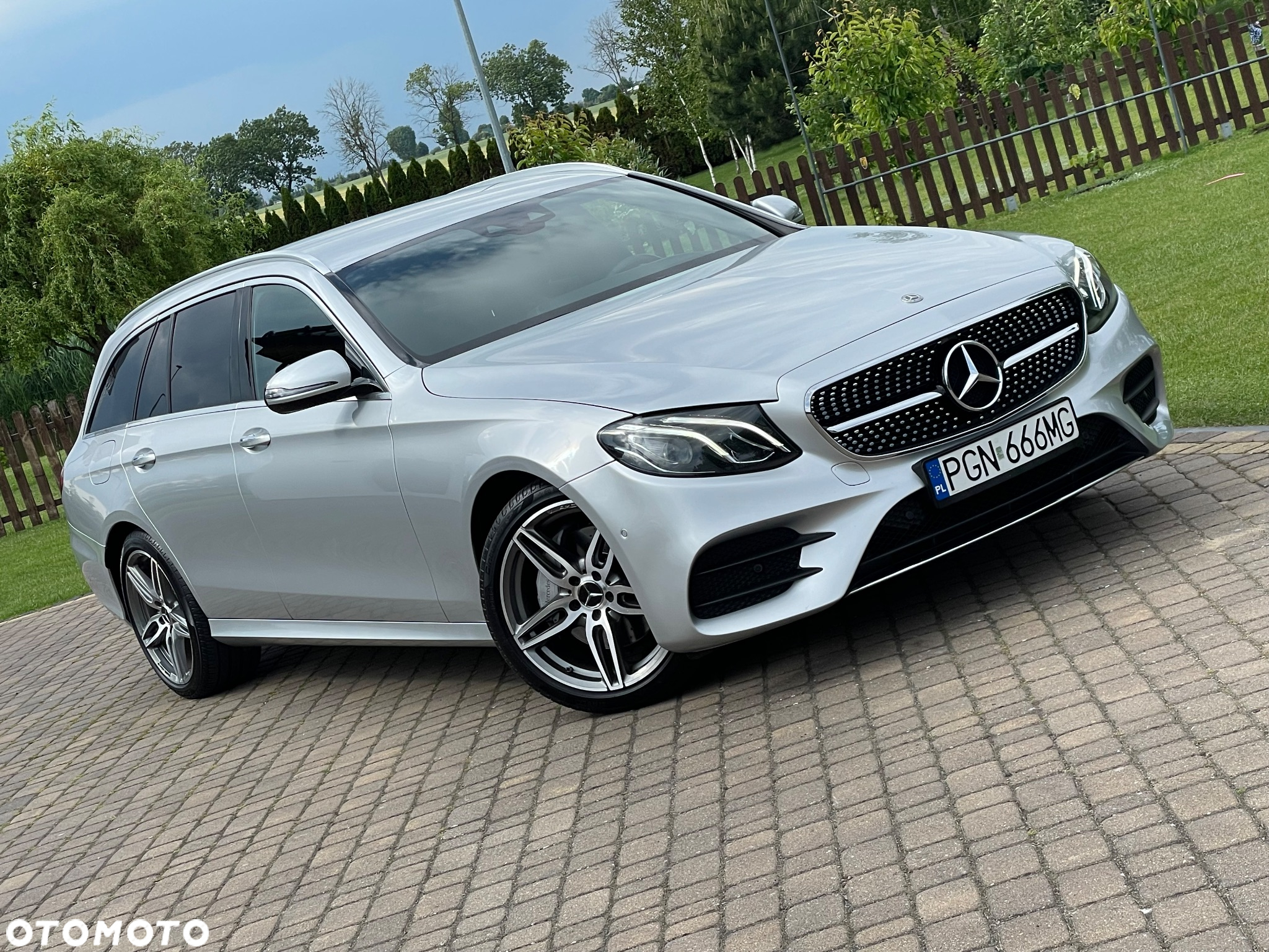 Mercedes-Benz Klasa E 220 d 4Matic T 9G-TRONIC AMG Line - 3