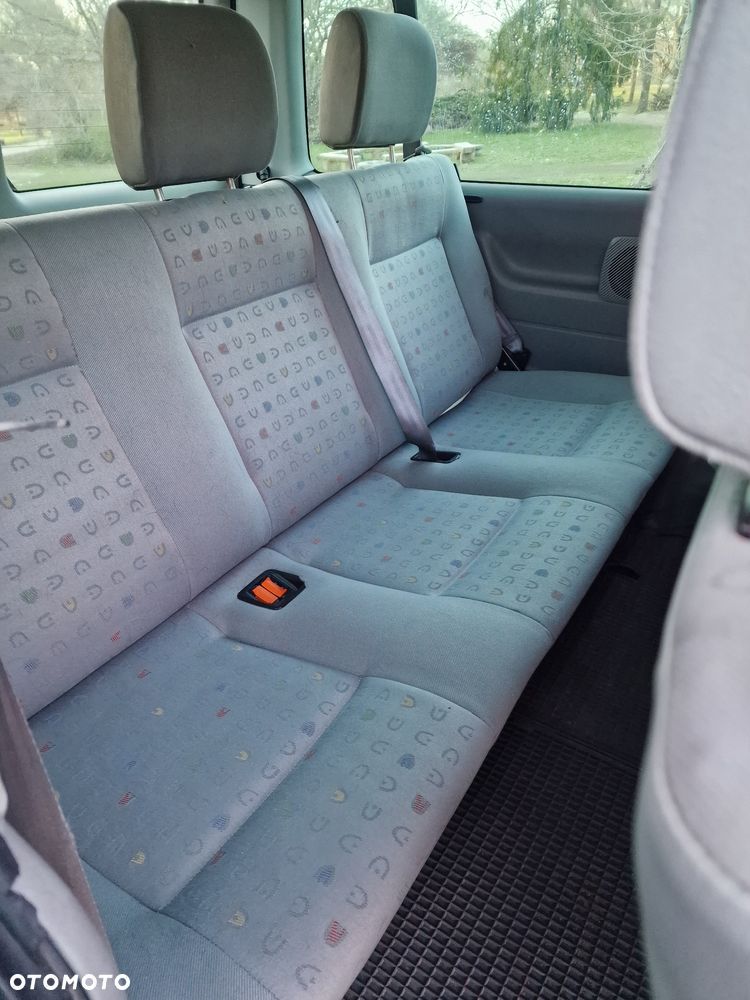 Volkswagen Caravelle - 11