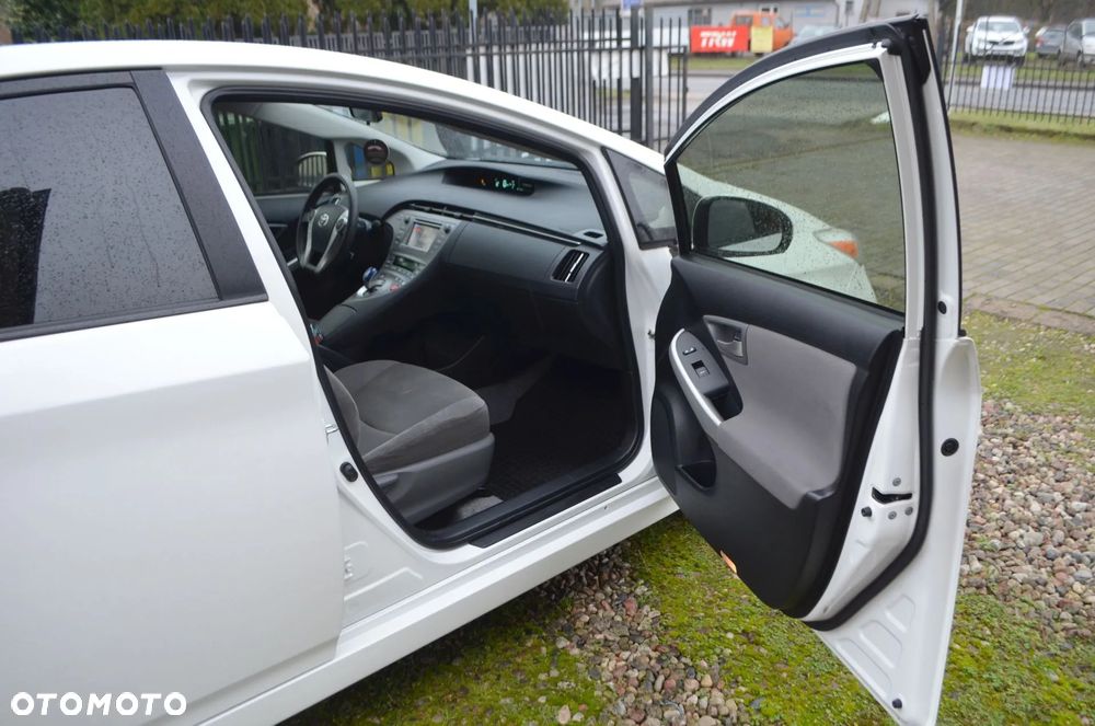 Toyota Prius (Hybrid) - 28