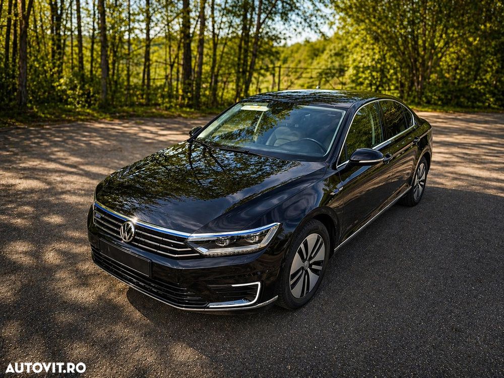 Volkswagen Passat - 1