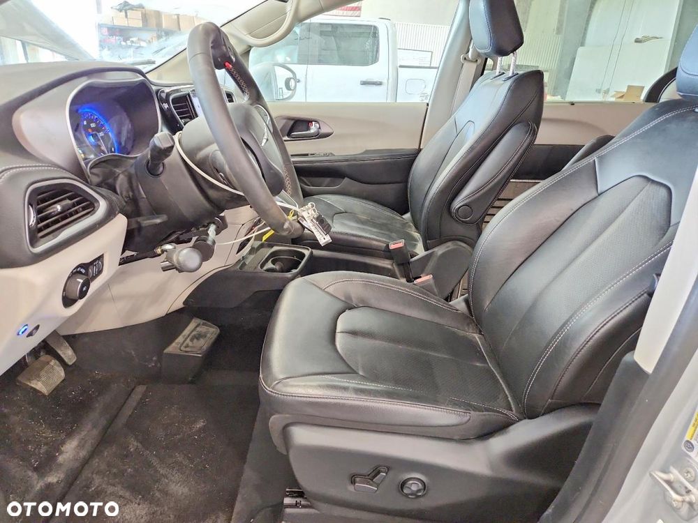 Chrysler Pacifica - 8
