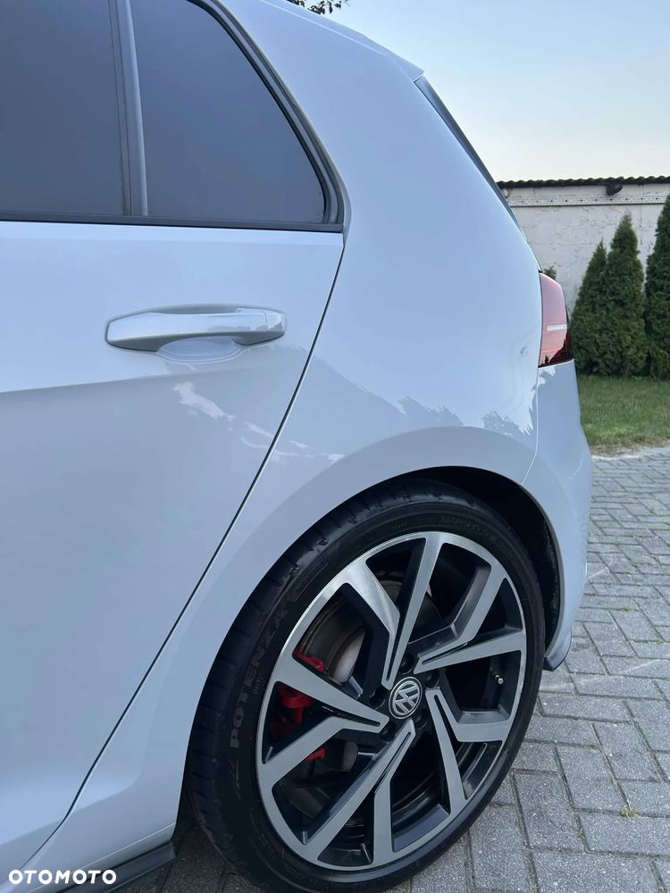 Volkswagen Golf - 27