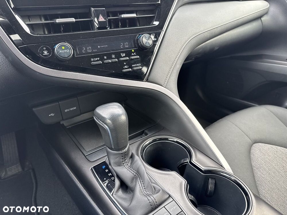 Toyota Camry 2.5 Hybrid Comfort CVT - 24