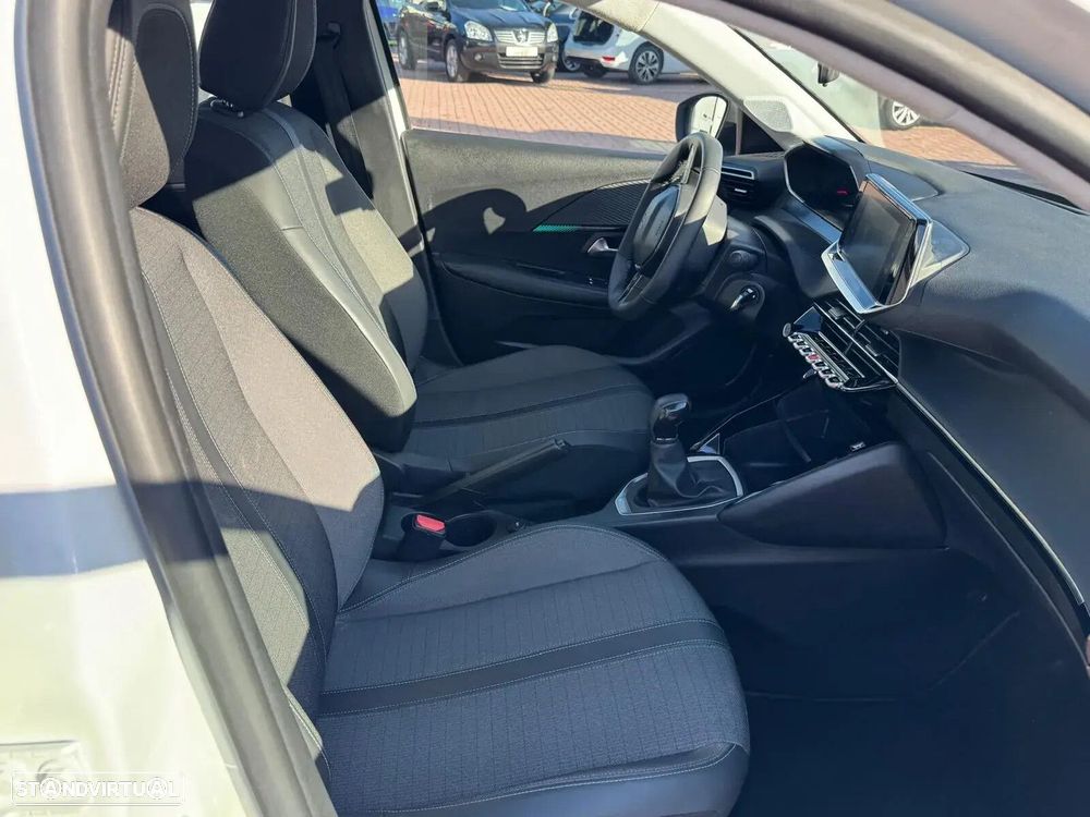 Peugeot 208 - 8