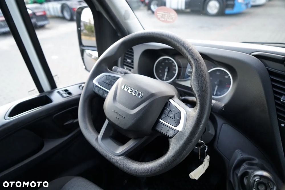 Iveco DAILY 35-160 / KONTENER 4,2 M / WINDA / BLIŹNIAK   DMC: 3500 KG /  2022 - 30