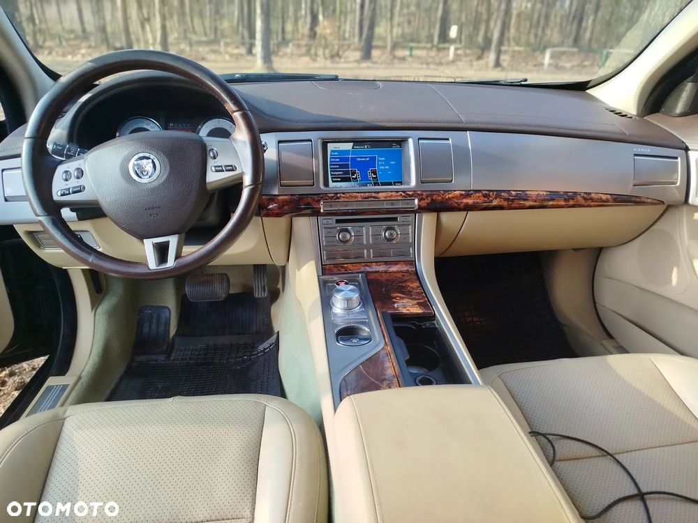 Jaguar XF 3.0 V6 D Luxury - 8