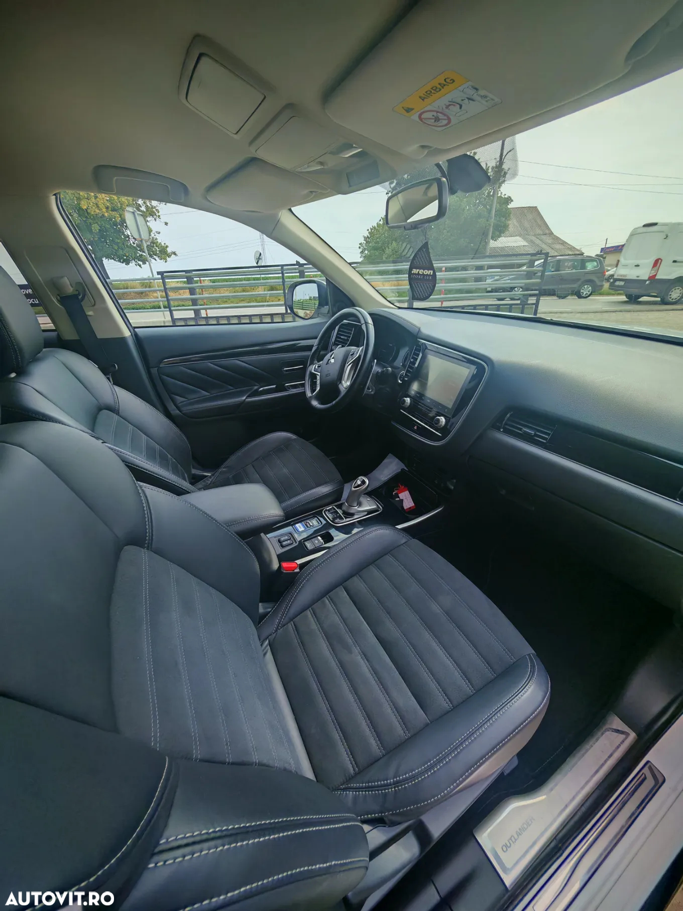 Mitsubishi Outlander PHEV 2.4 L 4X4 Intense - 23