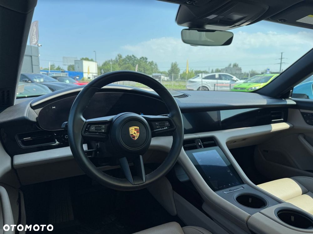 Porsche Taycan - 12