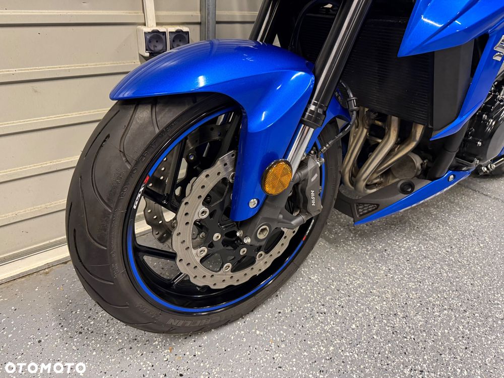 Suzuki GSX - 17
