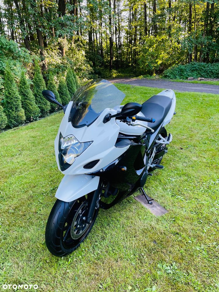 Suzuki GSX - 16